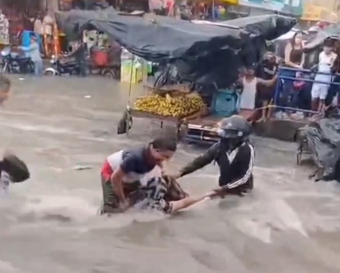 Intensas lluvias y arroyos en calles de Maicao casi causan tragedia entre comerciantes