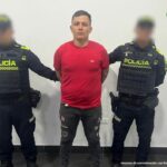 Se visualiza al capturado junto a dos uniformados  de la Policía Nacional con el rostro difuminado.