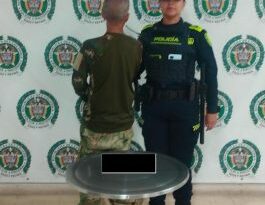 En la fotografía está el procesado de espalda con un servidor de la Policía Nacional.