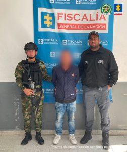 Un camarero del CTI Atlántico y un agente de la Policía Nacional custodian al imputado.