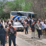 Regresaban de un sepelio y la buseta quedó sin frenos, 12 heridos