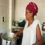 SABOR A HOGAR | Doña Evelyn, la cocinera que teje lazos Inquebrantables con los Policías de Bolívar.