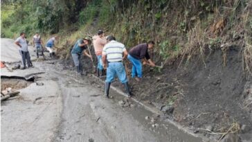Transportadores de Albán y San Bernardo habilitaron la vía El Empate – San José, en el sector colapsado
