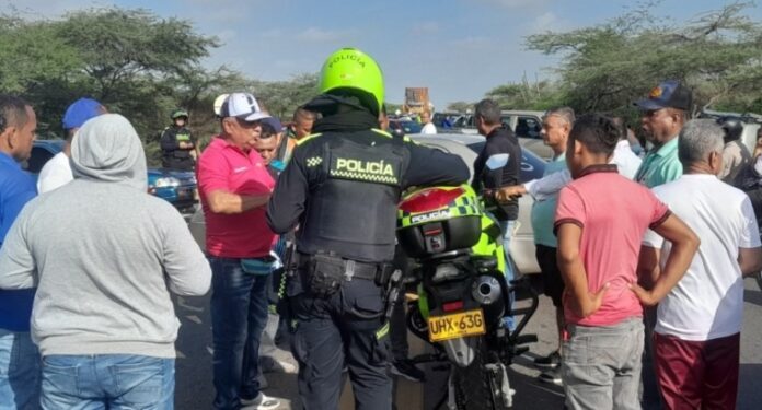 Transportistas realizan plantón entre Maicao y Paraguachón quejándose de transporte ilegal venezolano