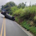 Una camioneta se volcó en la antigua vía Manizales – Chinchiná