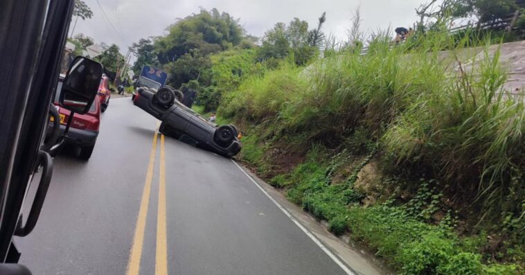 Una camioneta se volcó en la antigua vía Manizales – Chinchiná