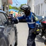 ‘Que no te pillen mal parqueado’: campaña contra el estacionamiento indebido en Santa Marta