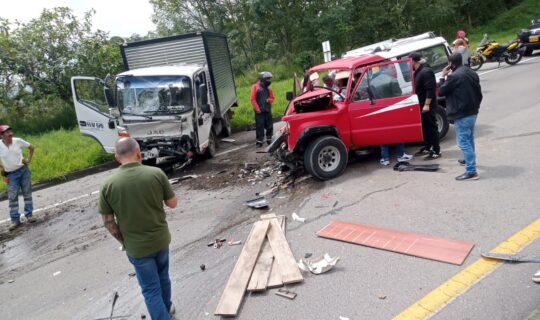 Accidente sobre la autopista Bogotá-La Vega deja tres lesionados