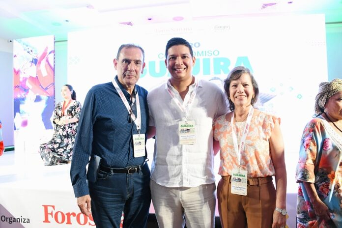 El alcalde de Barrancas, Vicente Beradilli Carrillo aparece junto a Luis Marulanda, vicepresidente de asuntos públicos y de comunicaciones de Cerrejón y a la presidencia de la multinacional, Claudia Bejarano.