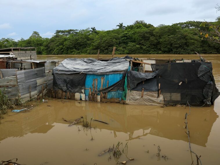 Alcalde y funcionarios visitaron sectores inundados a la orilla del río Sinú