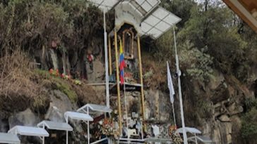 La Virgen de la Piedra se ha convertido en uno de los sitios más visitados del corregimiento de Genoy, en donde decenas de devotos oran desde la vía principal.