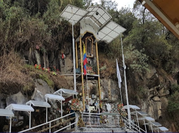 La Virgen de la Piedra se ha convertido en uno de los sitios más visitados del corregimiento de Genoy, en donde decenas de devotos oran desde la vía principal.