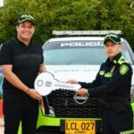 El alcalde de barrancas Vicente Berardinelli, haciendo entrega a la Policía Nacional del vehículo.