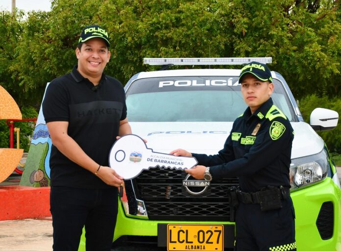 El alcalde de barrancas Vicente Berardinelli, haciendo entrega a la Policía Nacional del vehículo.