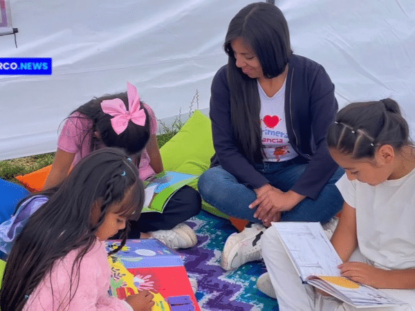 La biblioteca al parque, es un proceso que mantiene viva el habito de la lectura en los niños y niñas del barrio Agualongo.