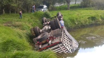 Camión cae a represa en zona rural de Facatativá
