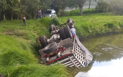 Camión cae a represa en zona rural de Facatativá