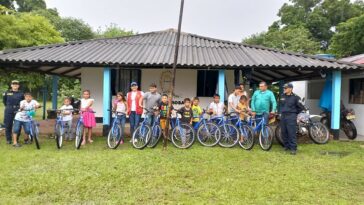Club Rotario de Yopal entrega 15 bicicletas a niños de la zona rural de Orocué para facilitar su desplazamiento hacia la escuela