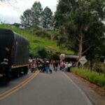 Comunidades campesinas bloquean vía Panamericana en el Cauca en protesta contra el paramilitarismo