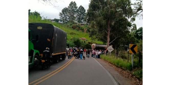 Comunidades campesinas bloquean vía Panamericana en el Cauca en protesta contra el paramilitarismo