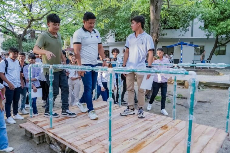 Con botellas de plástico construyen proyectos de ingeniería