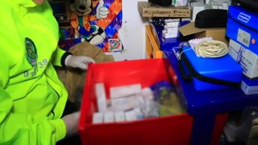 Duro golpe a banda criminal que comercializaba medicamentos alterados en Bogotá Las autoridades capturaron a siete delincuentes señalados de comercializar ilegalmente medicamentos formulados para personas con enfermedades terminales en la capital y en el municipio de Soacha.
