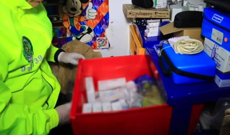 Duro golpe a banda criminal que comercializaba medicamentos alterados en Bogotá Las autoridades capturaron a siete delincuentes señalados de comercializar ilegalmente medicamentos formulados para personas con enfermedades terminales en la capital y en el municipio de Soacha.