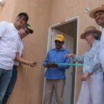 El gobernador Jairo Aguilar Deluque, junto con la ministra de Vivienda, Catalina Velasco, y el alcalde del municipio, Jhon Pimienta, en la inauguración de 'Jeitka Wayuu'.