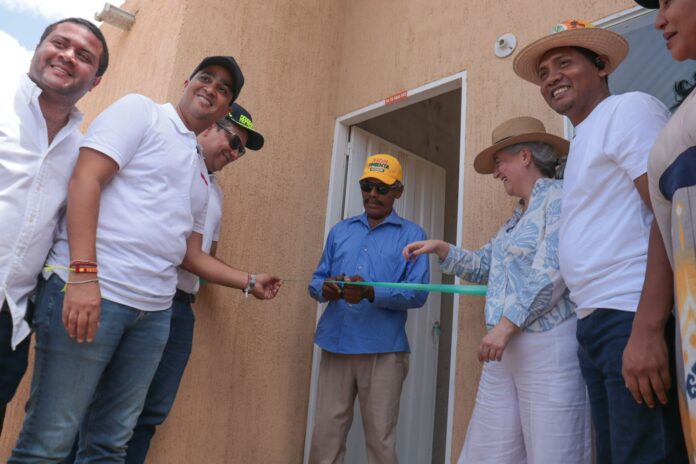 El gobernador Jairo Aguilar Deluque, junto con la ministra de Vivienda, Catalina Velasco, y el alcalde del municipio, Jhon Pimienta, en la inauguración de 'Jeitka Wayuu'.