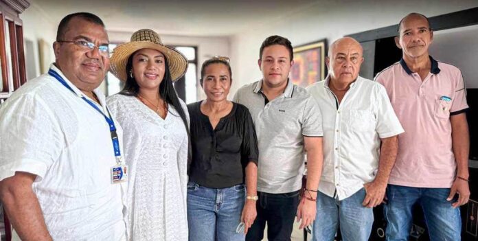 La senadora con el alcalde de Hatonuevo, Hassan Palmezano, el médico Aldrin Quintana y el dirigente político, Aren Palmezano, entre otros.