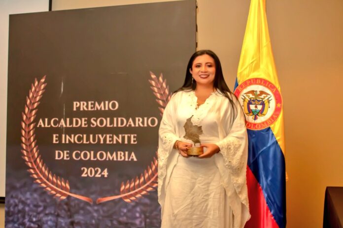 Nera Eloisa Robles Bonivento, alcaldesa de Albania mostrando con orgullo el reconocimiento recibido este sábado en Bogotá.