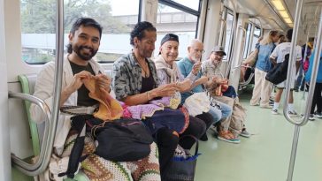 Hombres tejiendo en el Metro de Medellín rompiendo estereotipos