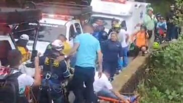 Impactante: motociclista chocó y su copiloto cayó al abismo en el Salto del Tequendama Los testigos del trágico accidente registraron cómo las autoridades rescataron a la mujer del precipicio.