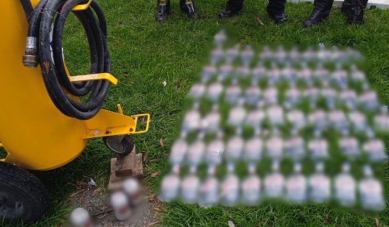 Incautan 99 botellas de aguardiente camufladas en un extintor que pretendían ingresar al parque Simón Bolívar Las autoridades incautaron 99 botellas de aguardiente que estaban escondidas en un extintor industrial y que intentaban ingresar al festival 'Vive la Salsa' que se realiza en el parque Simón Bolívar, este fin de semana.