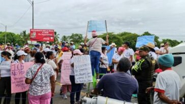 Madres comunitarias del ICBF bloquean vía de Lorica