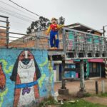 Mujer cayó de un puente quebrado en Bosa El puente peatonal que conecta a los habitantes de los barrios San Bernardino y Getsemaní (en Bosa) por poco cobra la vida de una residente del sur de Bogotá, quien resultó gravemente herida al caer inesperadamente de esta estructura. Armando Calle ya había denunciado el mal estado de la construcción.