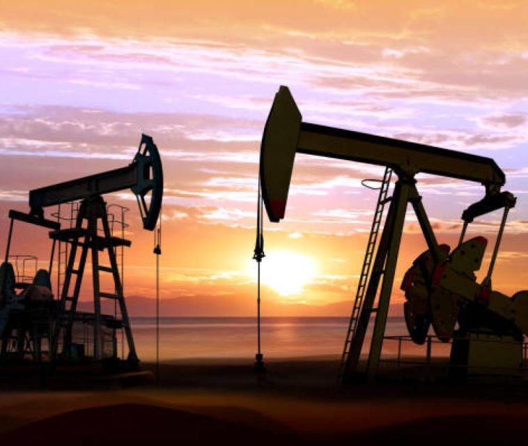 Petróleo se mantiene firme, favorecido por la demanda en EE. UU.