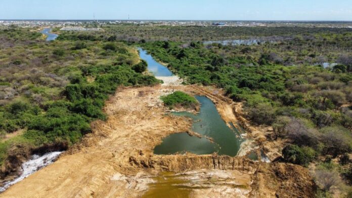 Desde hace más de 15 días se encuentran paralizados los trabajos de La recanalización del arroyo Chemerrain busca que las aguas que caen alrededor de Uribia sean conducidas al mar.