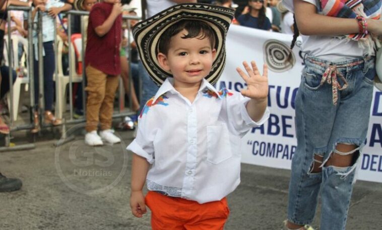 Se viene la parada folclórica infantil