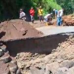 Transportadores de San Bernardo y Albán trabajan para reparar vía dañada por lluvias en Las Palmas