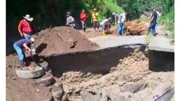 Transportadores de San Bernardo y Albán trabajan para reparar vía dañada por lluvias en Las Palmas