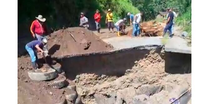 Transportadores de San Bernardo y Albán trabajan para reparar vía dañada por lluvias en Las Palmas