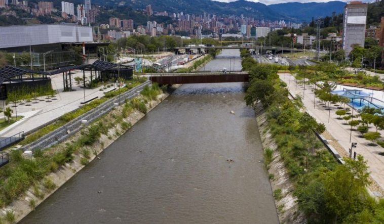 A Wilson lo atacaron a machetazos y su victimario se tiró al río El señalado agresor, que tiene 18 años, fue capturado en la Terminal del Norte de Medellín cuando pretendía salir de la ciudad.