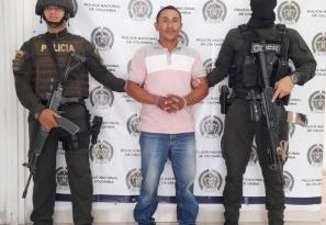 En la foto está el procesado con un servidor de la Sijín y uno del Goez de la Policía Nacional