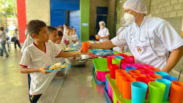 Alcaldía refocaliza entrega de alimentos a más de 53 mil estudiantes