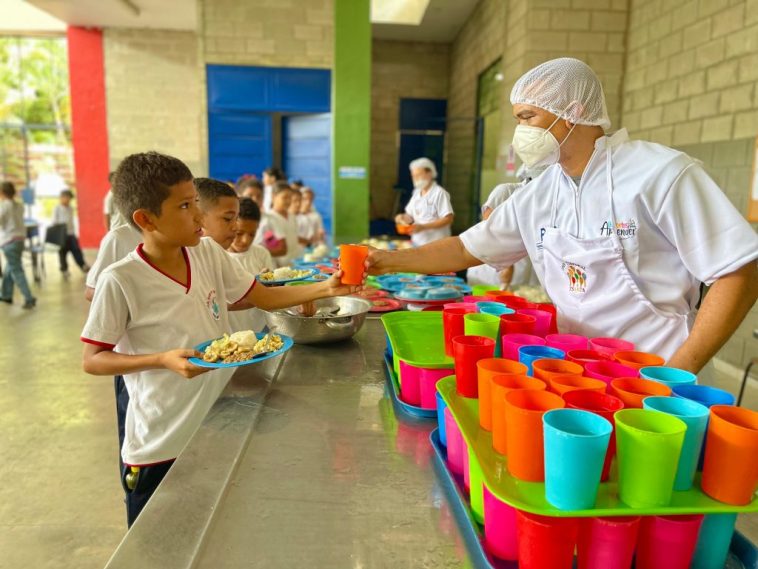 Alcaldía refocaliza entrega de alimentos a más de 53 mil estudiantes