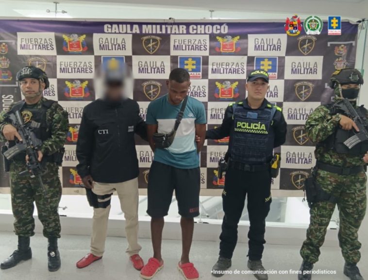 En la foto el detenido Andrés Rentería Martínez y a los lados funcionarios del CTI, la Policía Nacional y el Ejército y atrás un pendón que dice Gaula Militar Chocó y tiene logos de la Fiscalía.