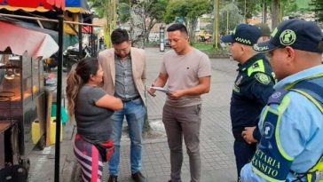 Autoridades de Sandoná informan a vendedores sobre nuevas normas para uso del espacio público en el parque principal