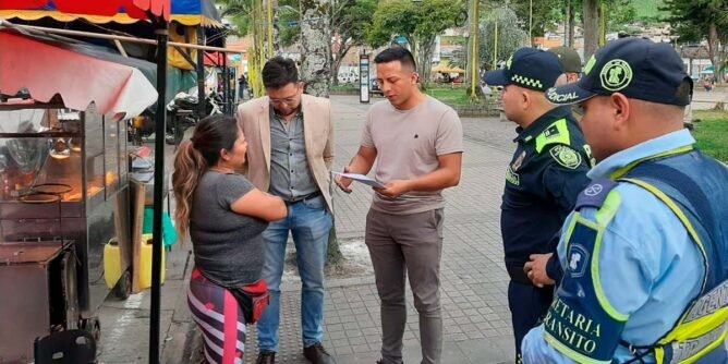 Autoridades de Sandoná informan a vendedores sobre nuevas normas para uso del espacio público en el parque principal
