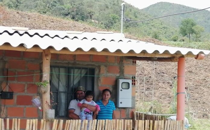 Avanza proyecto de electrificación rural en comunidades de Suaza
